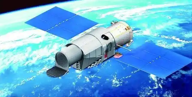 Serat karbon di panel surya stasiun ruang angkasa